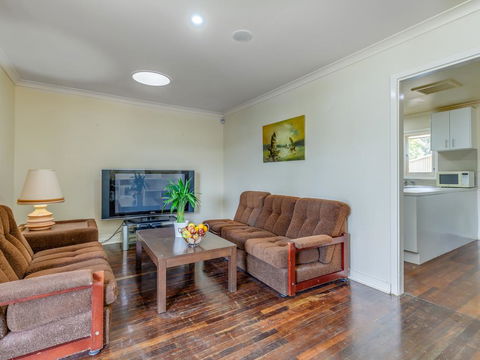 Exclusive Handy Holiday House - Accommodation 4U 0
