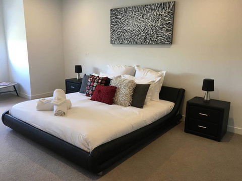 Executive Mansion, Spring Racing, Melbourne Cup - Accommodation 4U 0