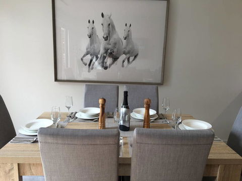 Executive Mansion, Spring Racing, Melbourne Cup - Accommodation 4U 1