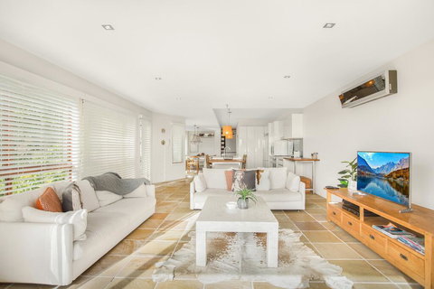 Family House With BBQ Deck, Water View And Parking - Accommodation 4U 0