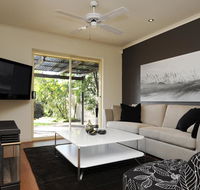 Feathers Serviced Townhouse - Accommodation 4U