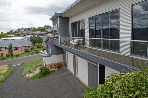Five Bed, Five Bath, Five Star View - 2 Mins To CBD - Wentworth Estate - Accommodation 4U 3