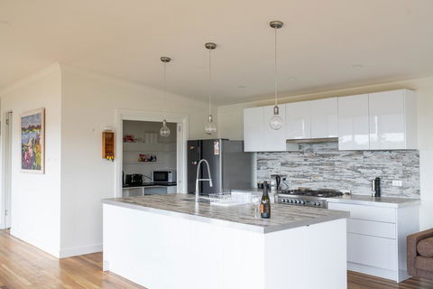 Five Bed, Five Bath, Five Star View - 2 Mins To CBD - Wentworth Estate - Accommodation 4U 2