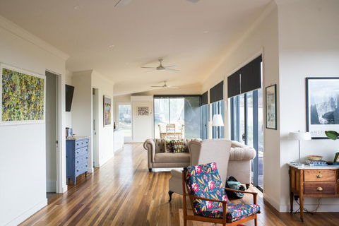 Five Bed, Five Bath, Five Star View - 2 Mins To CBD - Wentworth Estate - Accommodation 4U 1