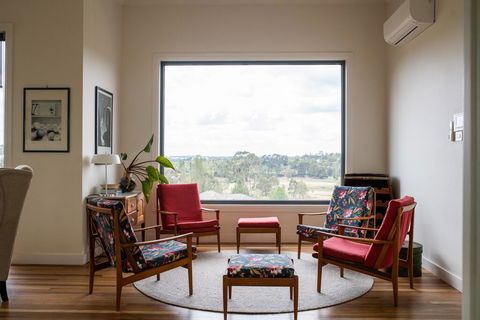 Five Bed, Five Bath, Five Star View - 2 Mins To CBD - Wentworth Estate - Accommodation 4U 0