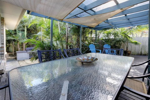 FRANGIPANI BEACH HOUSE - PET FRIENDLY 22 Belbourie Cres Boomerang Beach - Accommodation 4U 2