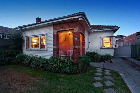 GIRLS ONLY. Large Bedroom With KING Bed, Close To Everything - Accommodation 4U 2
