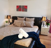 GIRLS ONLY. Large bedroom with KING bed close to everything - Accommodation 4U