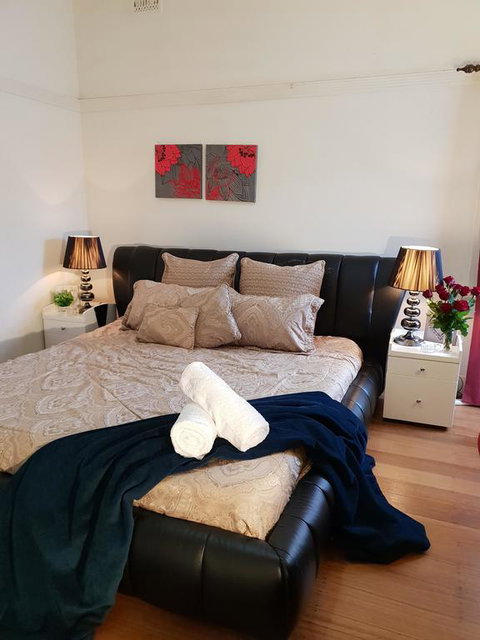 GIRLS ONLY. Large Bedroom With KING Bed, Close To Everything - Accommodation 4U 0