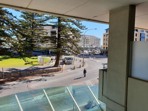 Glenelg Getaway 3 Bedroom Apartment - Accommodation 4U 1