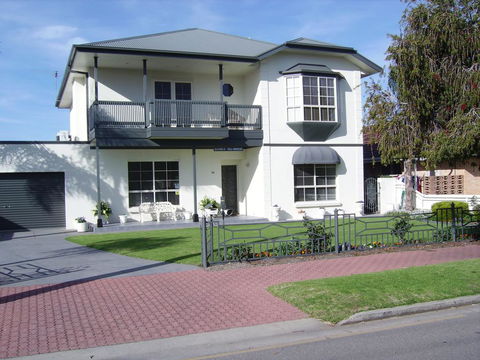 Glenelg Sea-Breeze - Accommodation 4U 3