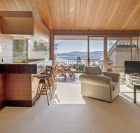 Grey Kangaroo- On Lake Jindabyne foreshore - Accommodation 4U