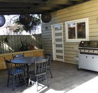 Guesthouse with Pool  BBQ - 10 kms from CBD - Accommodation 4U