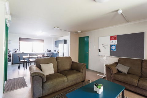 Guild House 6 Bedroom Flat - Accommodation 4U 0