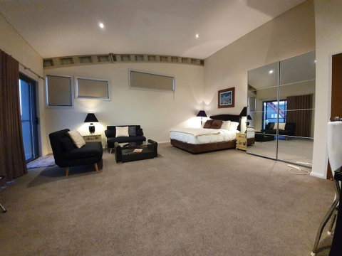 Hangar House Mudgee - Accommodation 4U 1