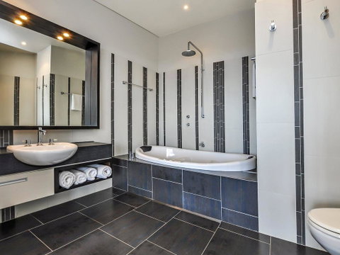HEARN'S BEACHSIDE VILLA 3 - Accommodation 4U 3