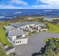 HEARN'S BEACHSIDE VILLA 4 - Accommodation 4U