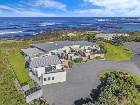 HEARN'S BEACHSIDE VILLA 4 - Accommodation 4U 0