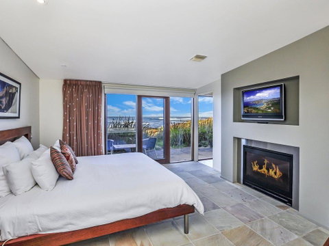 HEARN'S BEACHSIDE VILLA 4 - Accommodation 4U 3