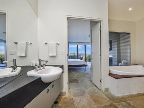 HEARN'S BEACHSIDE VILLA 4 - Accommodation 4U 1