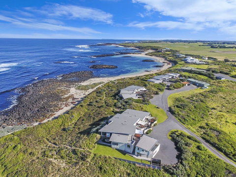 HEARN'S BEACHSIDE VILLA 8 - Accommodation 4U 2