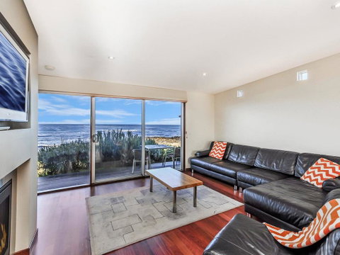 HEARN'S BEACHSIDE VILLA 8 - Accommodation 4U 3