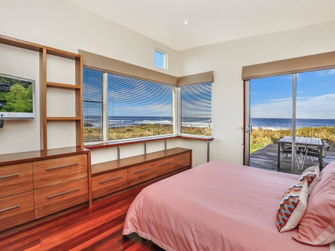 HEARN'S BEACHSIDE VILLA 9 - Accommodation 4U 3