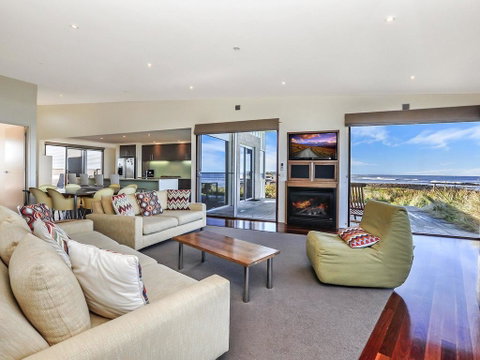 HEARN'S BEACHSIDE VILLA 9 - Accommodation 4U 2