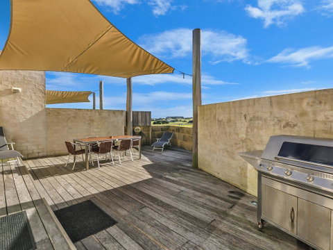 HEARN'S BEACHSIDE VILLA 9 - Accommodation 4U 1