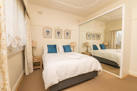 Hillside Cottage  Comfy, Spacious, Walk To CBD & Stannies - Accommodation 4U 3