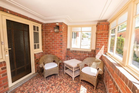 Hillside Cottage  Comfy, Spacious, Walk To CBD & Stannies - Accommodation 4U 2