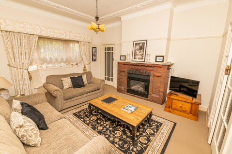 Hillside Cottage  Comfy, Spacious, Walk To CBD & Stannies - Accommodation 4U 1