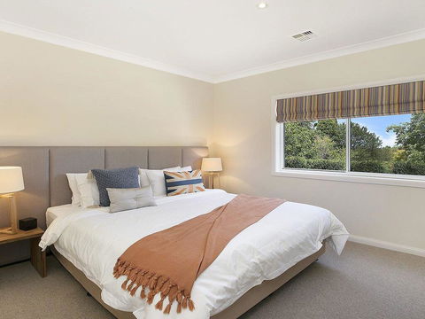 Hillview Cottage - Classic Country Comfort And Charm - Accommodation 4U 2