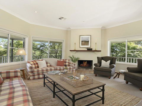Hillview Cottage - Classic Country Comfort And Charm - Accommodation 4U 1