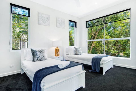 HOLIDAY HOME - 6 BEDROOMS CLOSE TO TOWN - Accommodation 4U 1