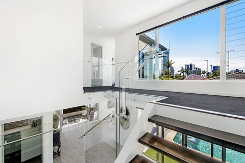 HOLIDAY HOME - 6 BEDROOMS CLOSE TO TOWN - Accommodation 4U 2