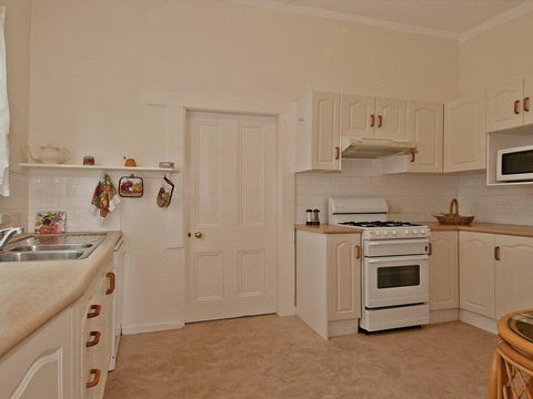 Hollyoak Cottage - Delightful, Ducks And Doileys! - Accommodation 4U 1