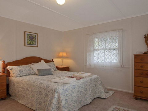 Hollyoak Cottage - Delightful, Ducks And Doileys! - Accommodation 4U 3