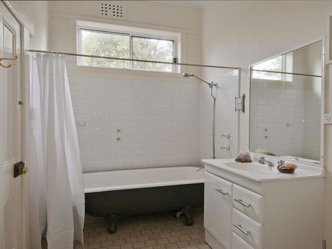 Hollyoak Cottage - Delightful, Ducks And Doileys! - Accommodation 4U 2