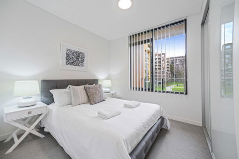 HomeHotel Walking Distance To Train And Westfield. - Accommodation 4U 2