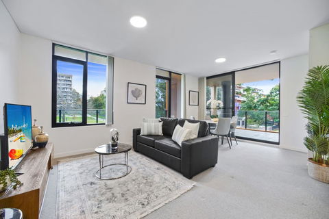 HomeHotel Walking Distance To Train And Westfield. - Accommodation 4U 0