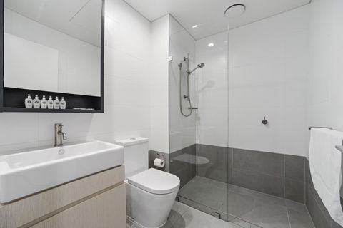 HomeHotel Walking Distance To Train And Westfield. - Accommodation 4U 3