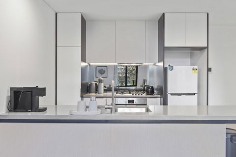 HomeHotel Walking Distance To Train And Westfield. - Accommodation 4U 1