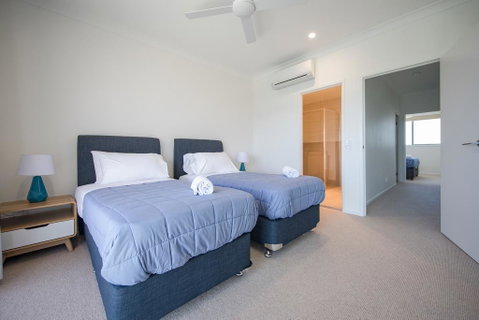 HomePlus - Lakeview Morden Townhouse - Accommodation 4U 1