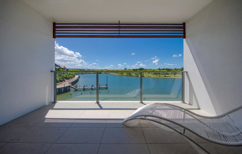 HomePlus - Lakeview Morden Townhouse - Accommodation 4U 0