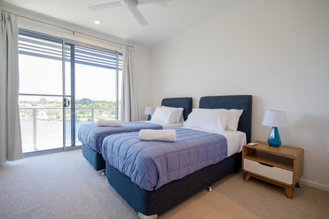 HomePlus - Lakeview Morden Townhouse - Accommodation 4U 2