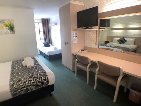 Jacaranda Place Motor Inn - Accommodation 4U 1