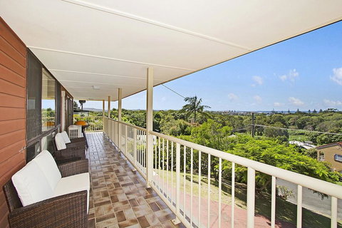 KINGSCLIFF HOLIDAY HOME ON THE HILL - SYD'S VIEW - Accommodation 4U 3