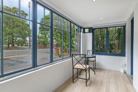 KOZYGURU ARNCLIFFE SYDNEY AIRPORT RENOVATED COTTAGE 3 BED HOUSE NAR232 - Accommodation 4U 2
