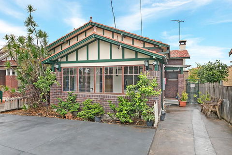 KOZYGURU ARNCLIFFE SYDNEY AIRPORT RENOVATED COTTAGE 3 BED HOUSE NAR232 - Accommodation 4U 3